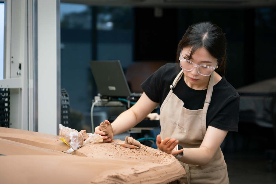 General_Motors_Advanced_Design_Pasadena_Clay_Sculptor_Ava_Lim_modelling_a_clay_model_corvette-advance_945-