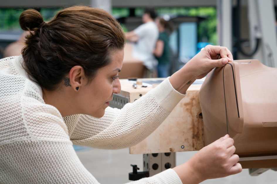 General_Motors_Advanced_Design_Pasadena_Creative_Designer_Junia_Lapp_working_on_clay_mode_corvette-advance_945-