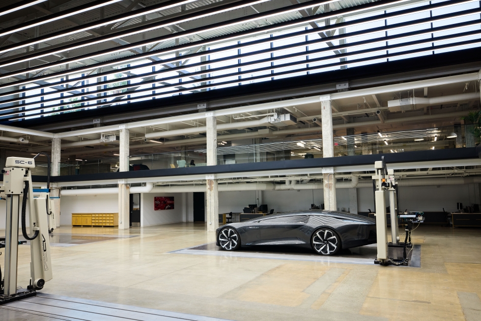 General_Motors_Advanced_Design_Pasadena_studio_floor_and_mills_Cadillac_InnerSpace_concept_on_mill_plate_corvette-advance_945-